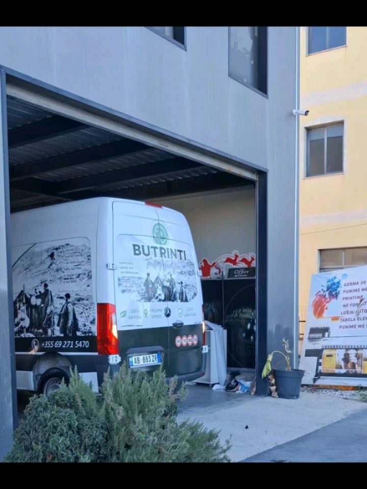 Tabelë me ndriçim e realizuar nga Reklama Kavaja