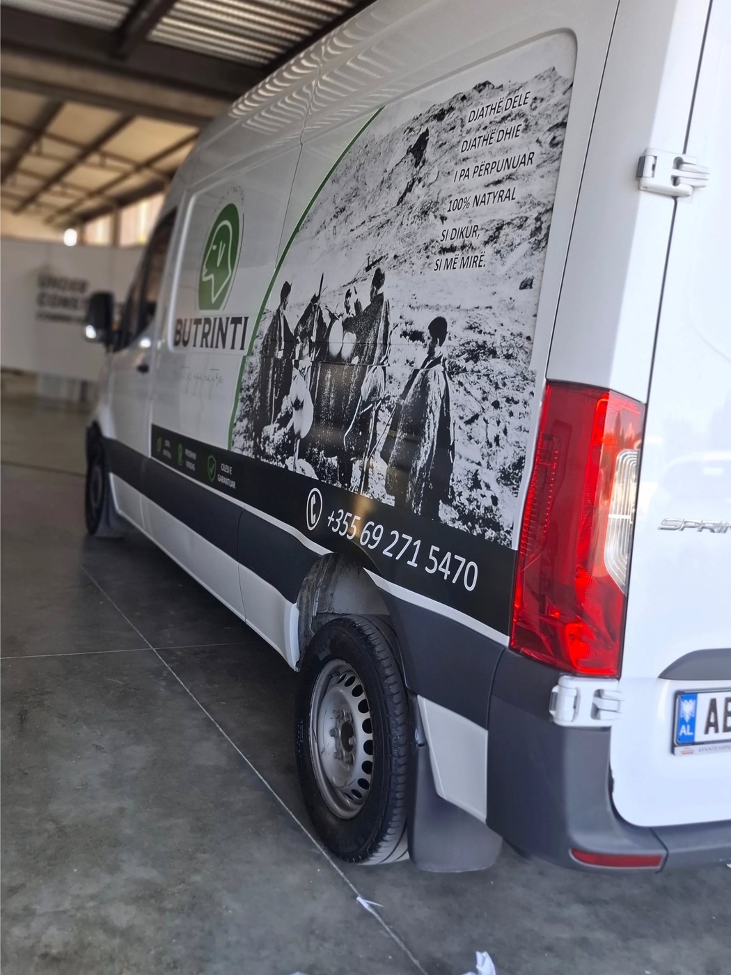 Furgon i branduar nga Reklama Kavaja